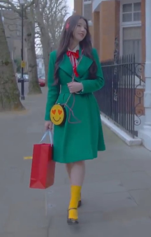 Heejin's outfit.